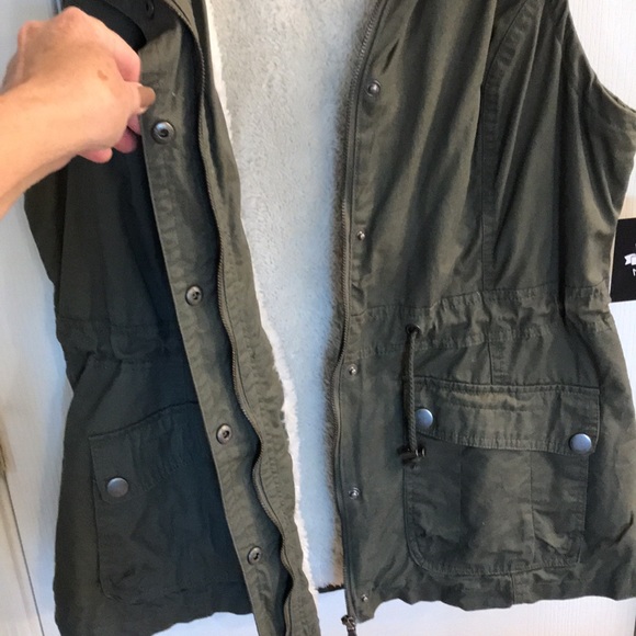 NWT - NOK NOK Army Green Hooded Faux Fur Lined Military Utility Vest โ size XL - Picture 8 of 10
